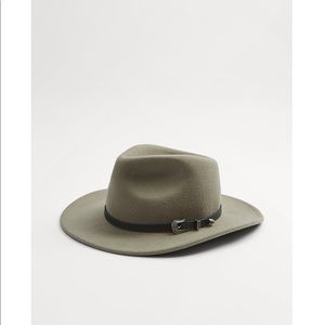 Felt hat with band